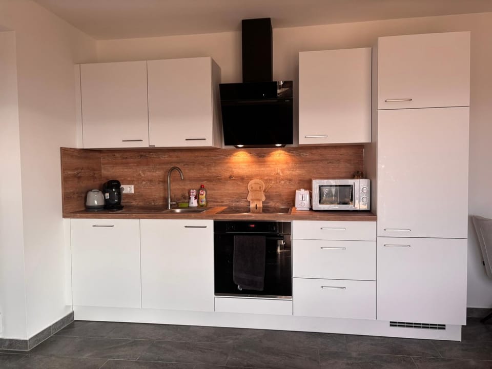Coffee/tea facilities, Kitchen or kitchenette, dishwasher, oven, stove, toaster, kitchen, kitchen
