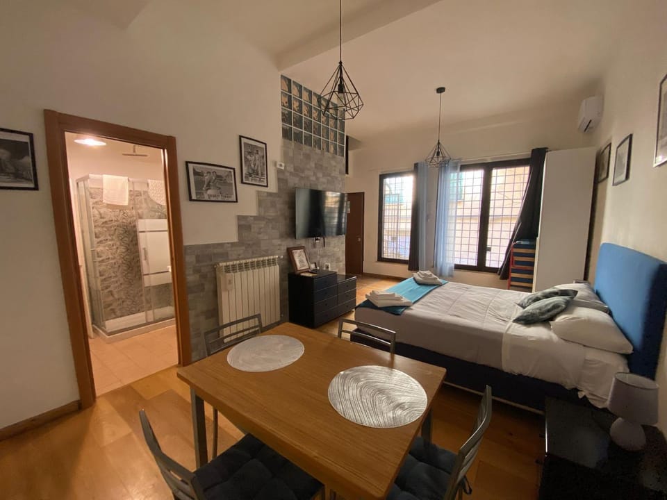 Bed, TV and multimedia, Living room, Dining area, Bedroom