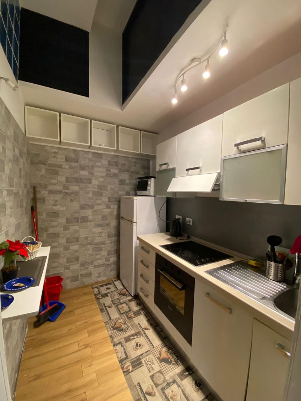 Kitchen or kitchenette, oven, pet friendly, stove