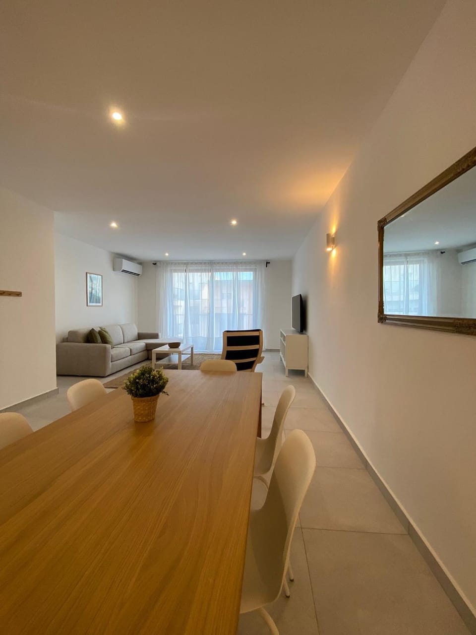 TV and multimedia, Living room, Seating area, Dining area