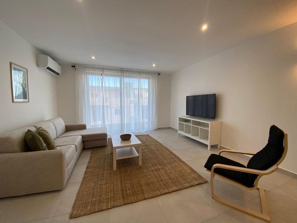 TV and multimedia, Living room, Seating area, air conditioner