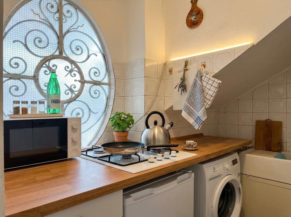 Kitchen or kitchenette, stove, washing machine