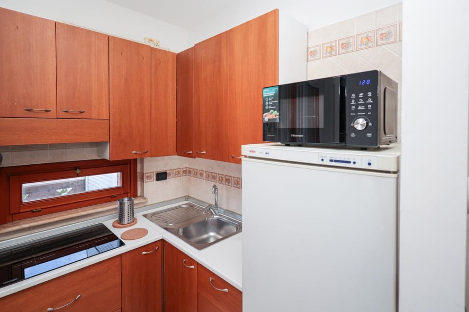 Coffee/tea facilities, oven, stove, toaster