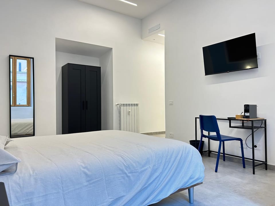 Bed, TV and multimedia, Photo of the whole room