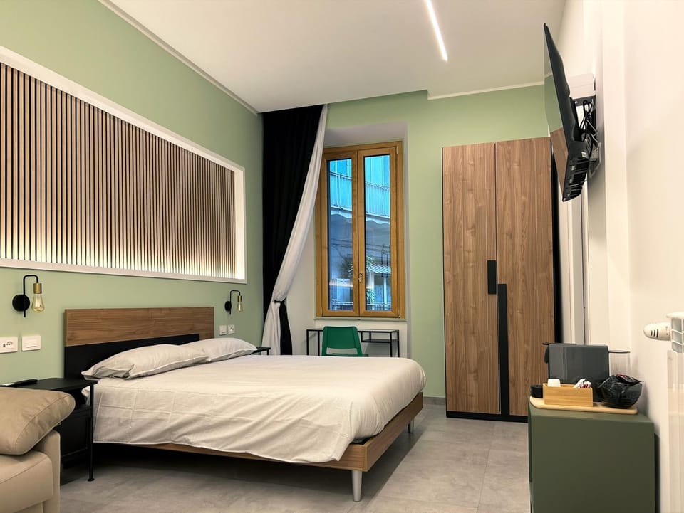 Bed, TV and multimedia, Photo of the whole room, Bedroom