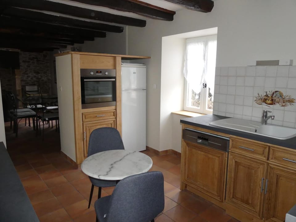 Kitchen or kitchenette, dishwasher, oven