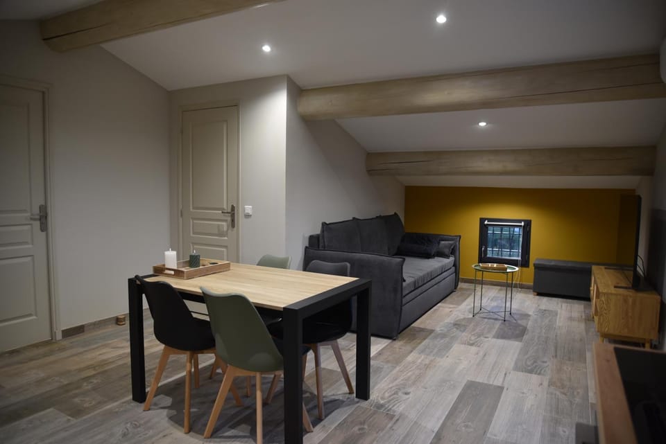 TV and multimedia, Living room, Seating area, Dining area