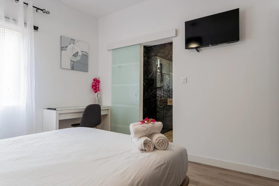 Bed, TV and multimedia, Photo of the whole room, Bedroom, towels