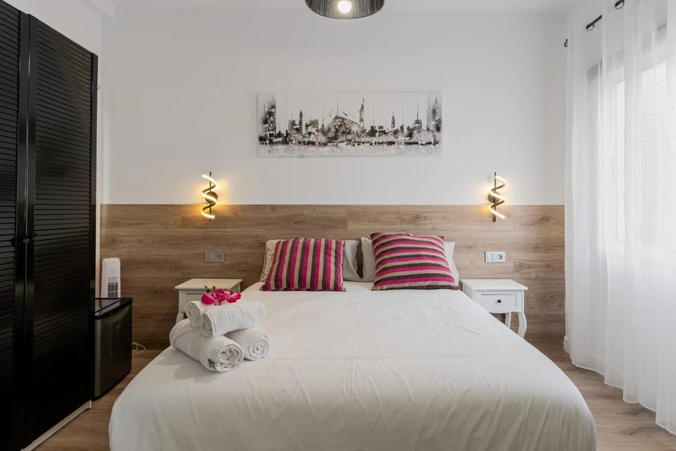 Bed, Photo of the whole room, Bedroom, towels