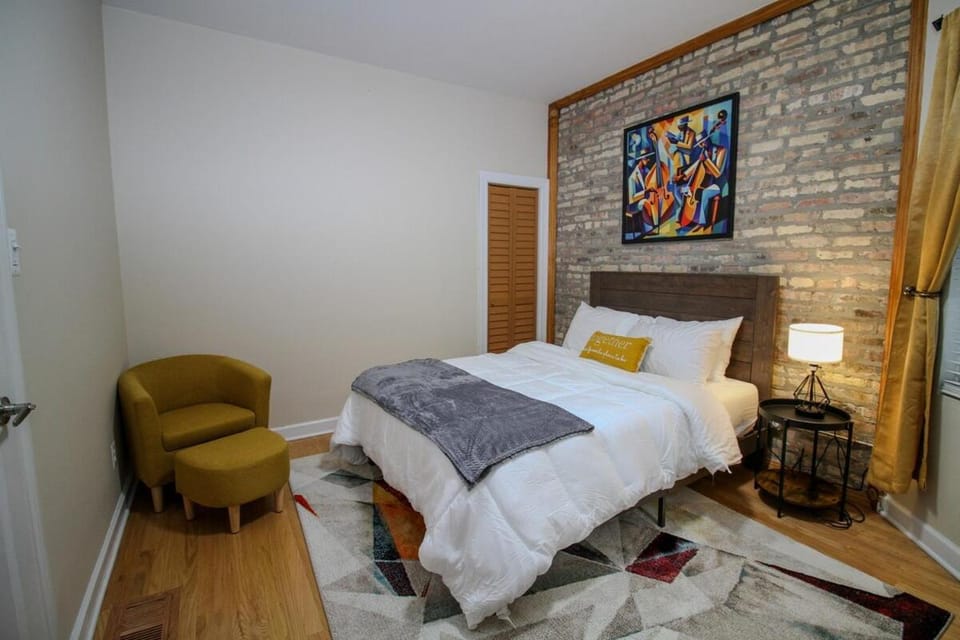 Queen Beds, Long Stay, Garage Parking, Near Train Apartment in Chicago