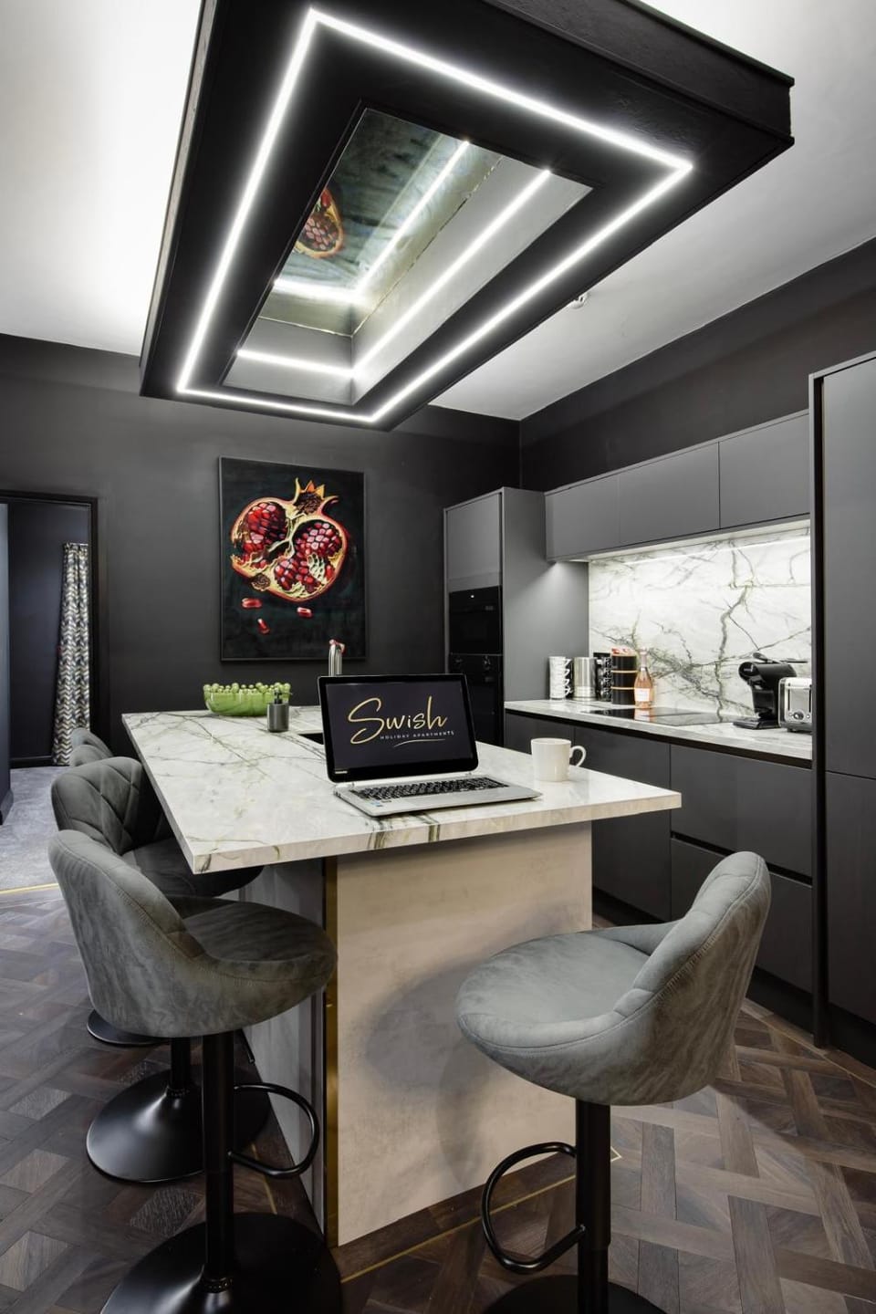 Kitchen or kitchenette, Dining area