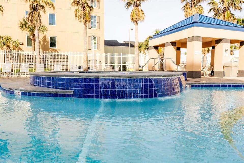 2 Bedroom High Rise Corner Condo at Crystal Tower with 2 Balconies, 2 Outdoor Pools, Lazy River, Heated Indoor Pool, Direct Beach Access Apartment in West Beach