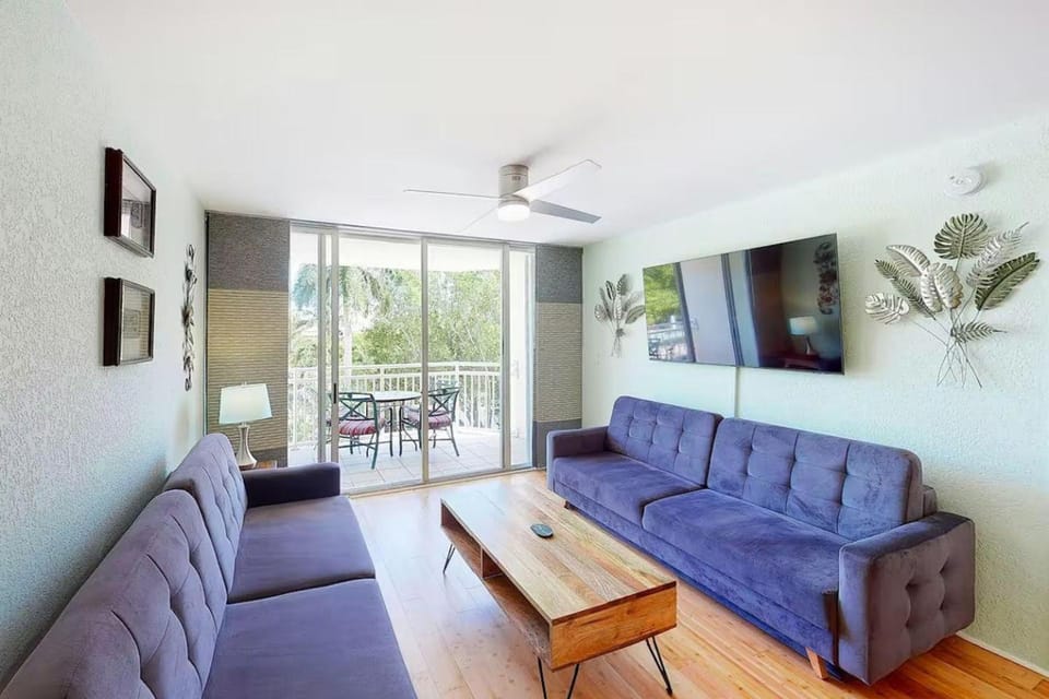 The Cat Island Suite - Sunrise Suites Apartment in Key West