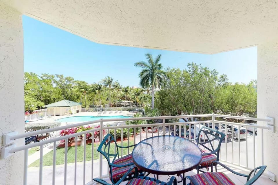 The Cat Island Suite - Sunrise Suites Apartment in Key West