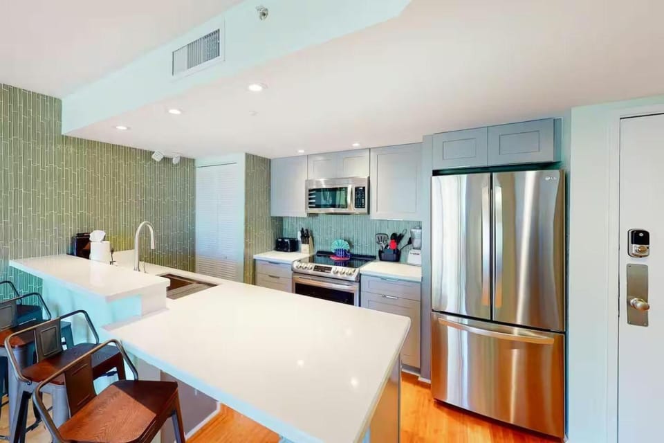The Cat Island Suite - Sunrise Suites Apartment in Key West