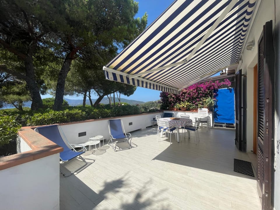 View (from property/room), Balcony/Terrace, sunbed