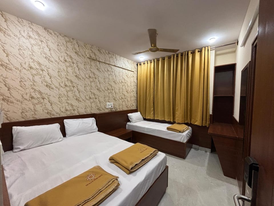 Bed, Photo of the whole room, towels