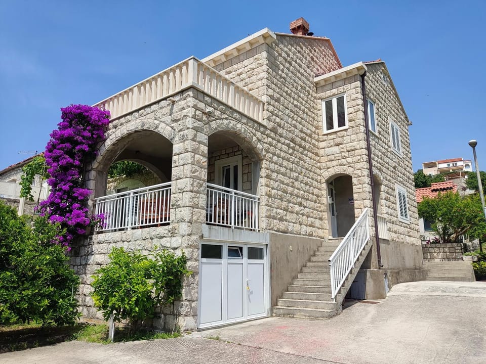 Property building, Facade/entrance, Garden, Garden view, Parking