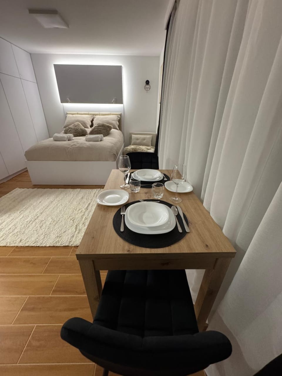 Bed, Living room, Photo of the whole room, Seating area, Dining area, Bedroom