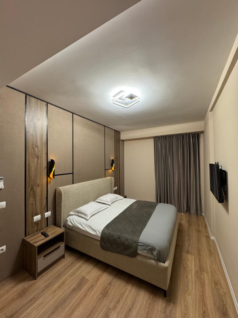 Bed, TV and multimedia, Photo of the whole room, Bedroom, towels, wardrobe