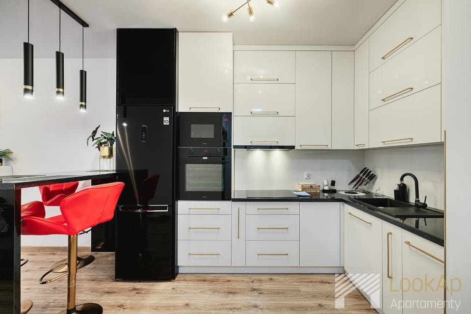 Kitchen or kitchenette, dishwasher, stove