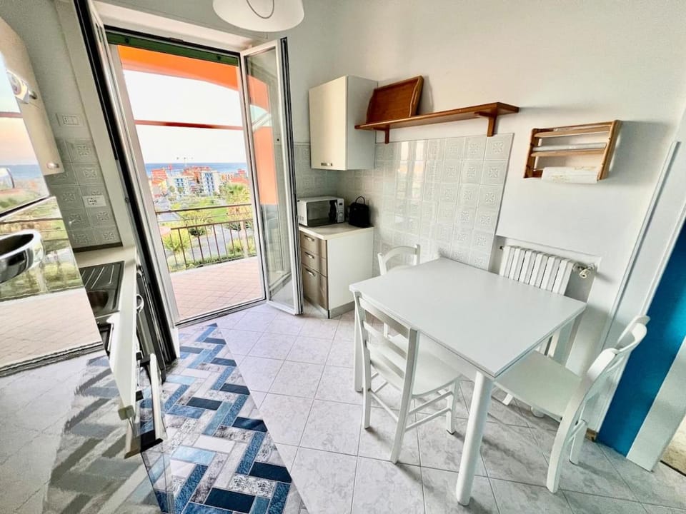 Kitchen or kitchenette, Living room, Seating area, Dining area