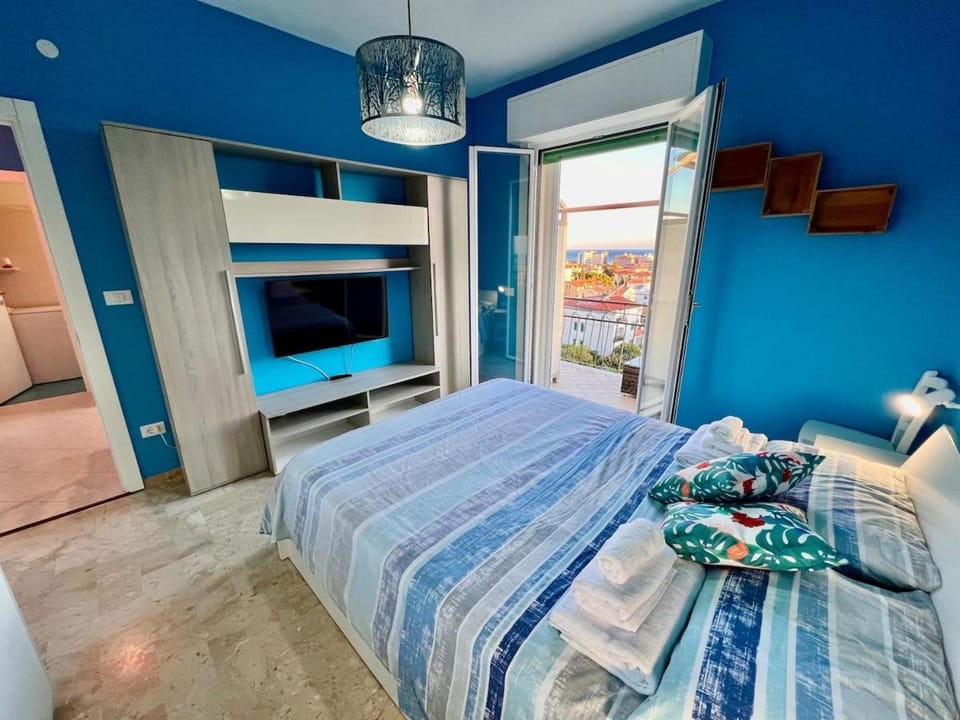Bed, TV and multimedia, Photo of the whole room, Bedroom