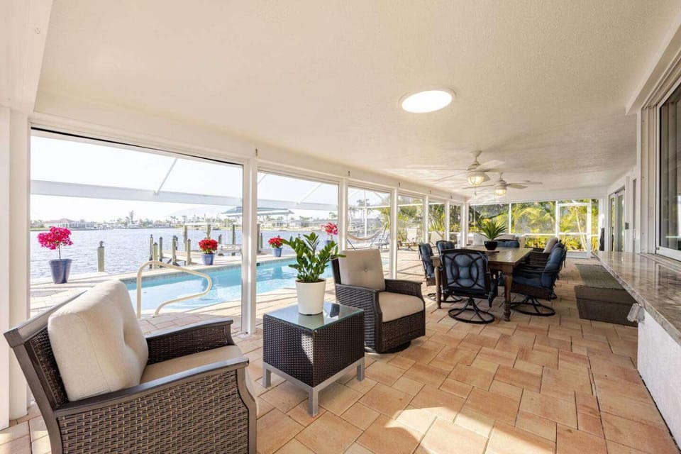 Waterfront Escape Luxurious Stay House in Cape Coral