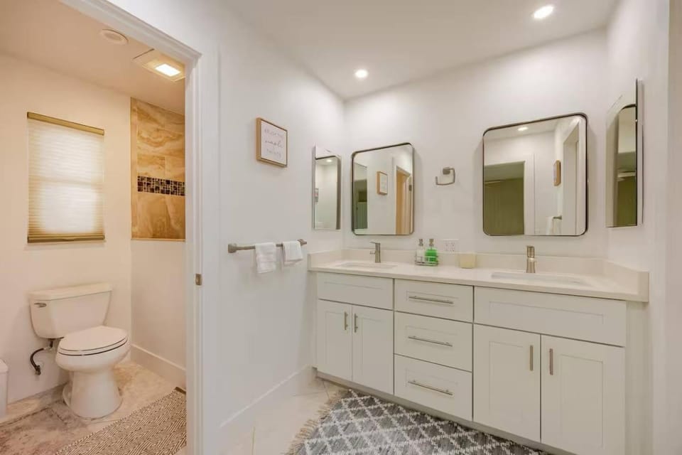Waterfront Escape Luxurious Stay House in Cape Coral