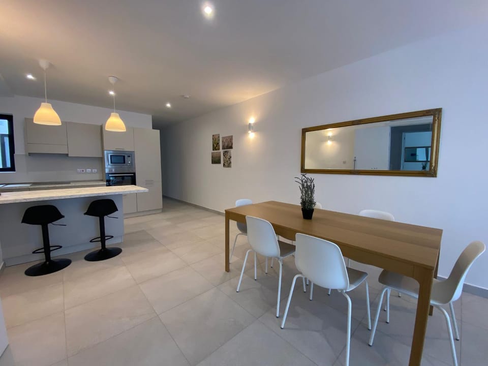 TV and multimedia, Kitchen or kitchenette, Living room, Seating area, Dining area
