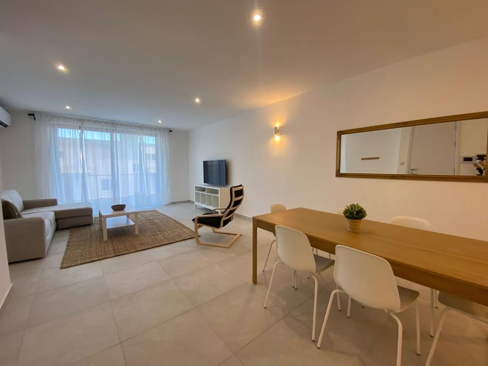 TV and multimedia, Living room, Seating area, Dining area