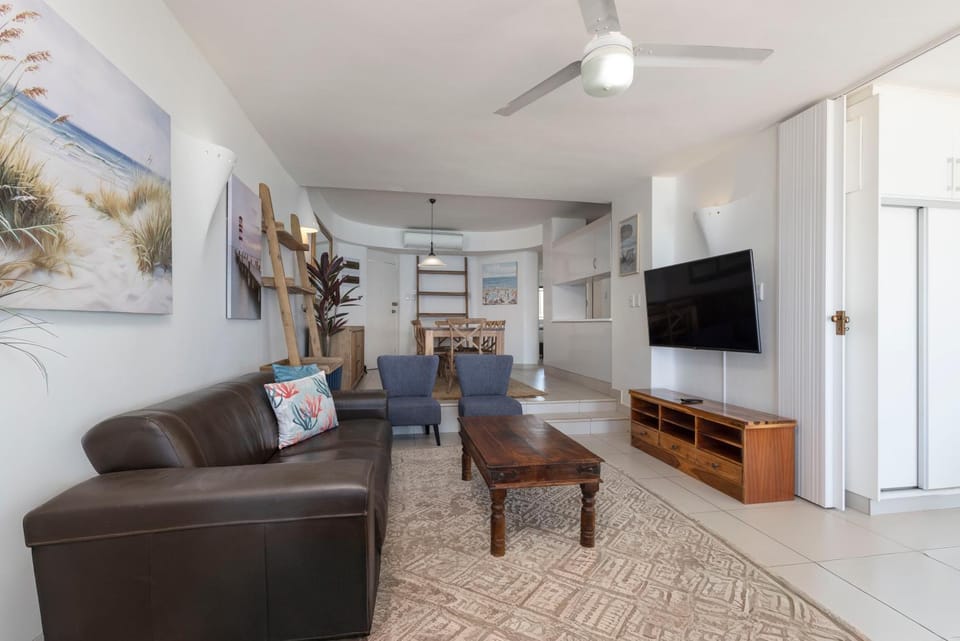 TV and multimedia, Living room, Seating area, Evening entertainment, internet, internet, air conditioner, air conditioner