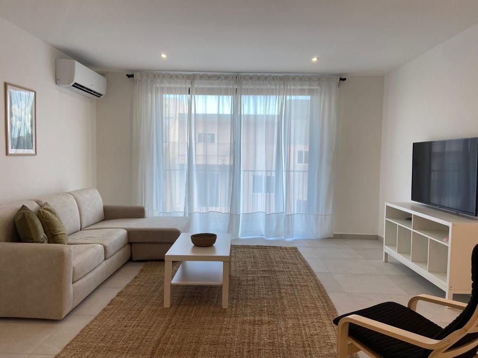 TV and multimedia, Living room, Seating area, Evening entertainment, air conditioner