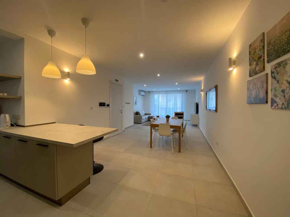 TV and multimedia, Living room, Photo of the whole room, Seating area, Dining area