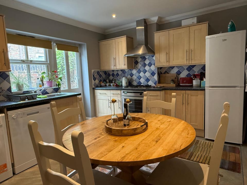 Kitchen or kitchenette, Dining area, dishwasher, oven, pet friendly, stove, toaster