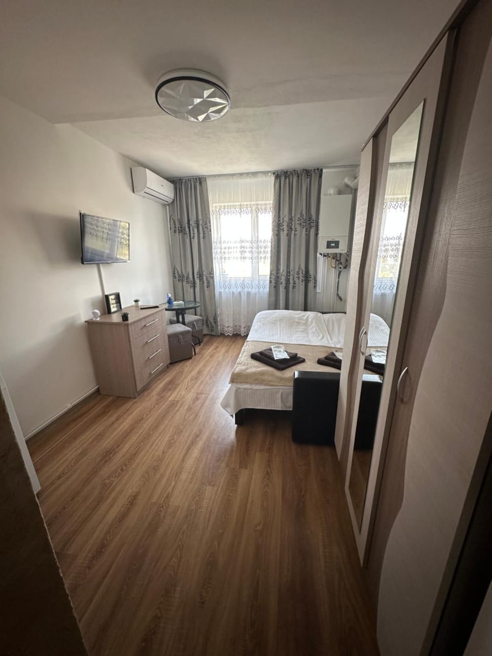 TV and multimedia, Photo of the whole room, Bedroom, towels