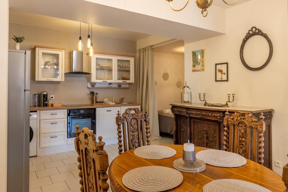 Kitchen or kitchenette, Dining area