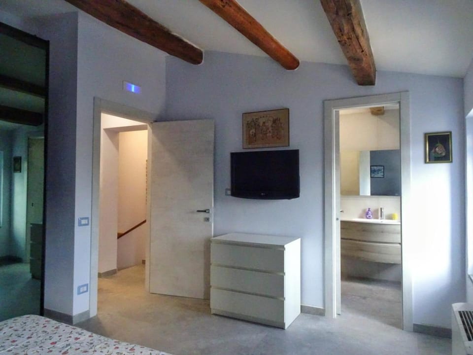 TV and multimedia, Bedroom, wardrobe