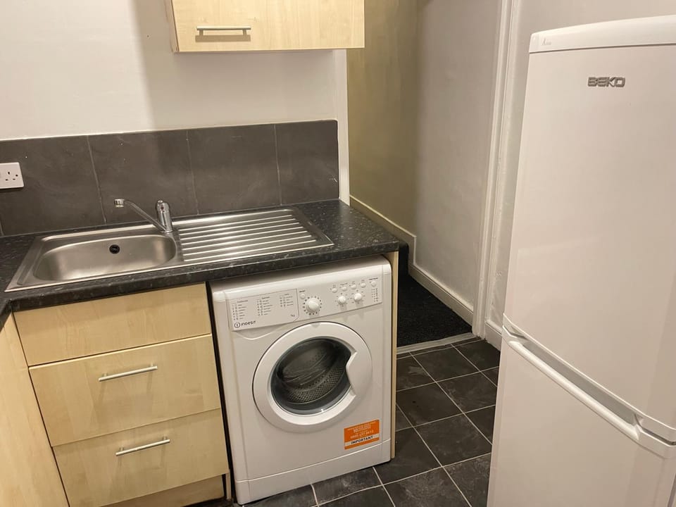 Easystays Nice Comfy Basic Home Sleeps 12 Apartment in Leicester