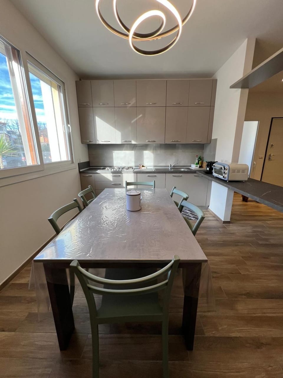 Kitchen or kitchenette, Dining area, stove
