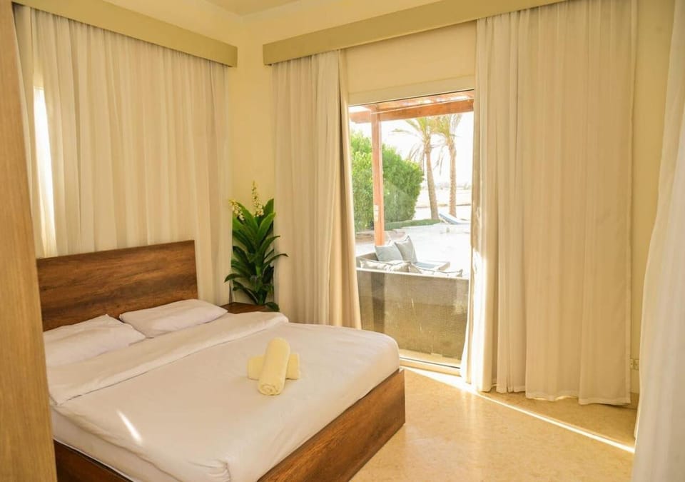 Bed, Photo of the whole room, Bedroom, Pool view, towels