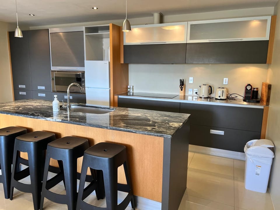 Coffee/tea facilities, Kitchen or kitchenette, Dining area, dishwasher, oven, pet friendly, stove, toaster