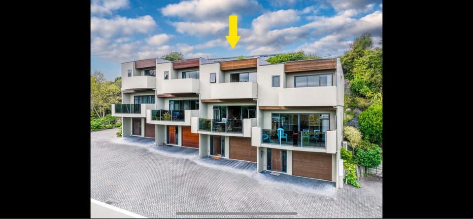 Property building, Balcony/Terrace, Street view