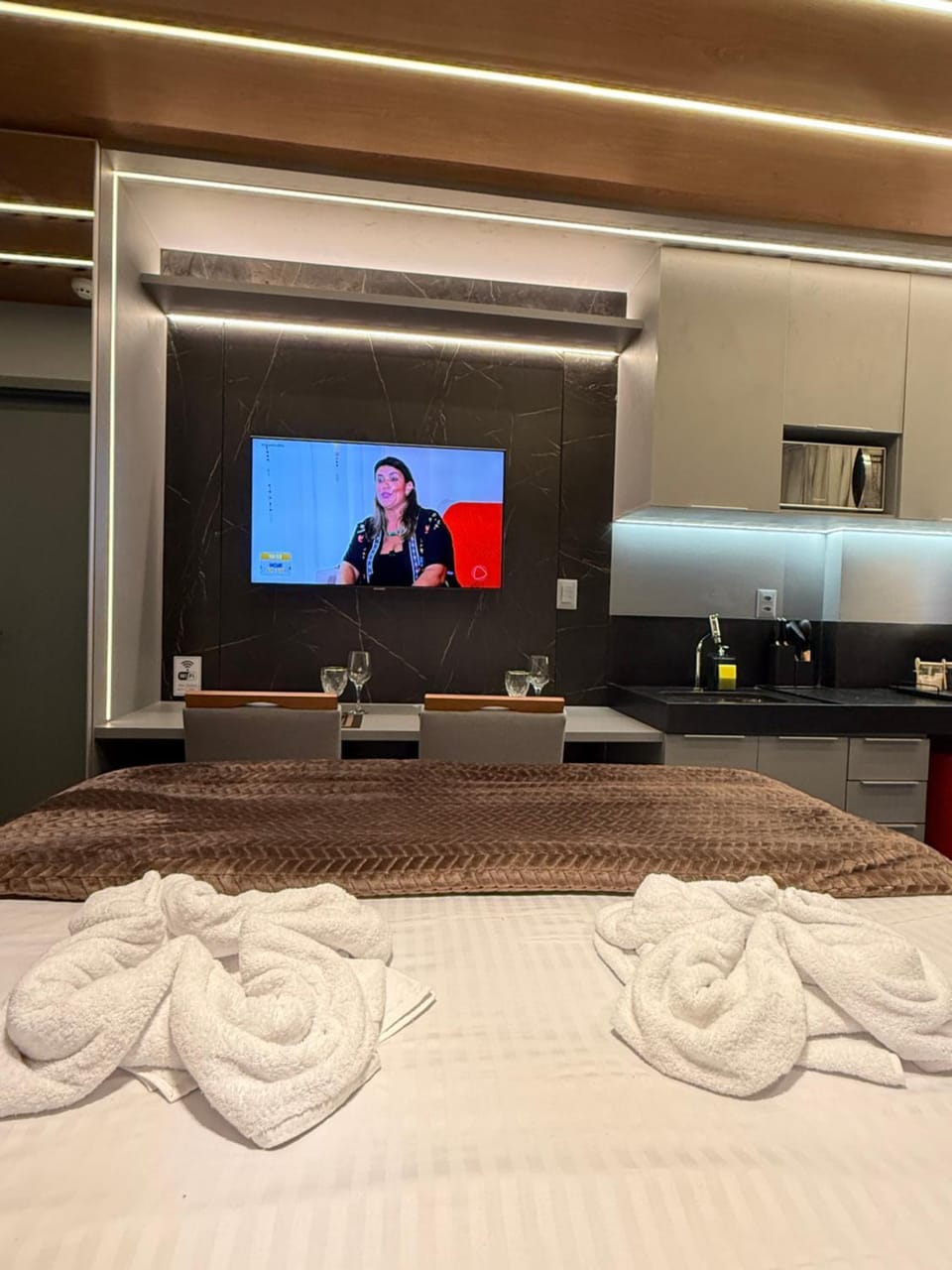Bed, TV and multimedia, Evening entertainment, Bedroom