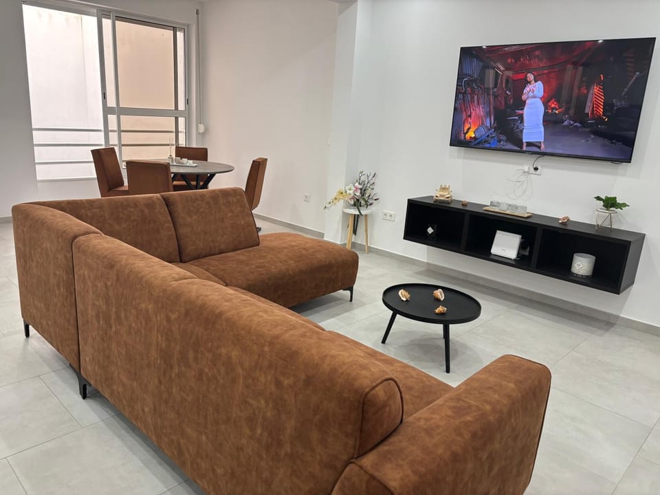 Communal lounge/ TV room, TV and multimedia, Living room, Seating area, Evening entertainment