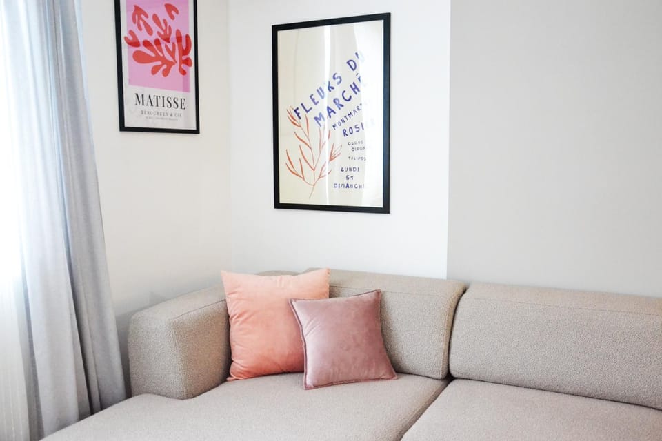 Bed, Living room, Decorative detail, Seating area