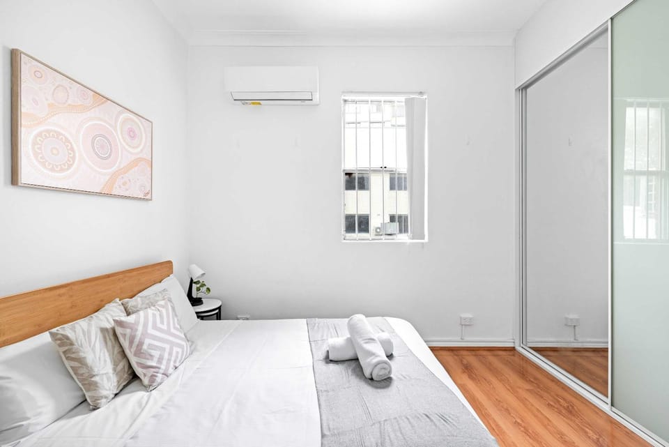 Double Room in Kingsford - Next to the Station - Shared Bathroom Bed and Breakfast in Kensington