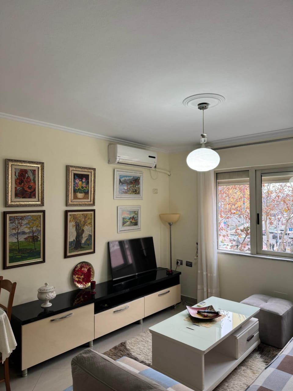 TV and multimedia, Living room, Seating area, Evening entertainment, air conditioner