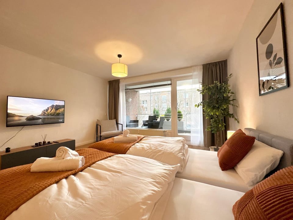 Bed, TV and multimedia, Living room, Photo of the whole room, Seating area, Bedroom