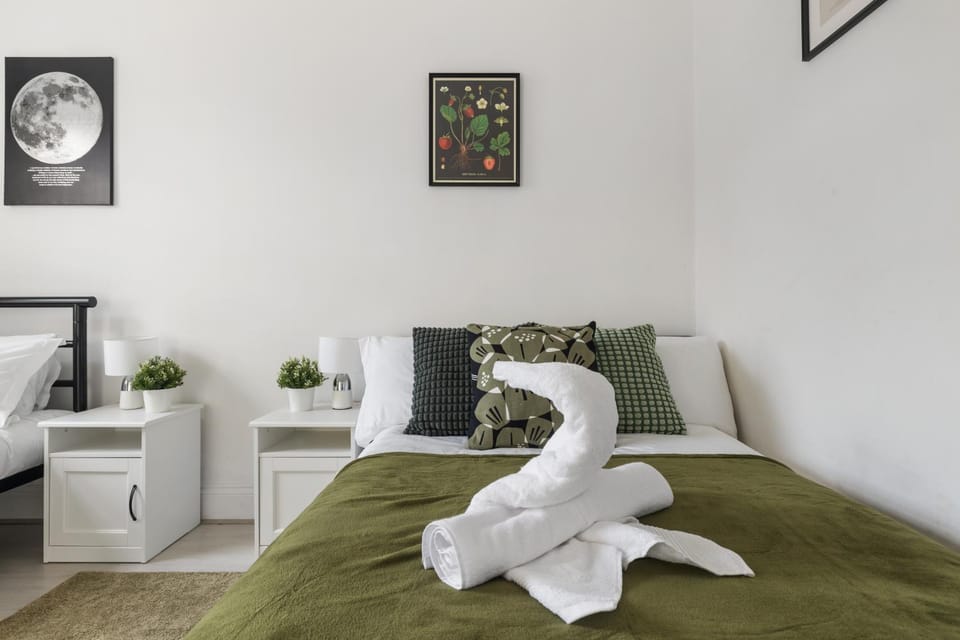Bed, Living room, Photo of the whole room, Seating area, Bedroom, towels, towels